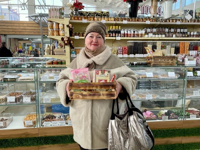 Вручение подарка победителю